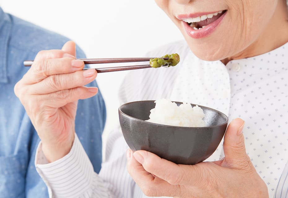 ご自身の歯とほとんど変わらない感覚で、しっかりと、そして美味しく噛める