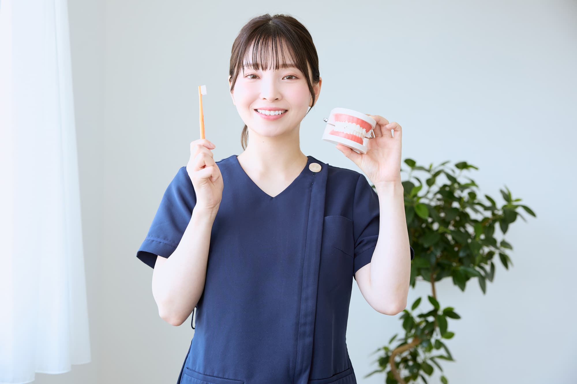 歯周病ケアの重要性を伝える歯科衛生士の女性