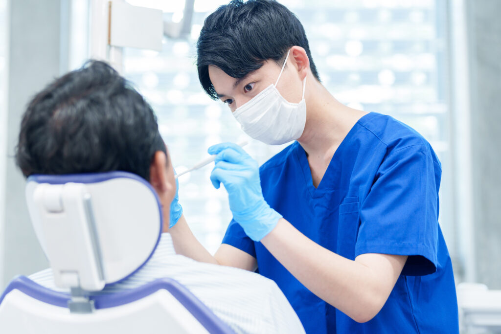 予防歯科を意識し、歯科医師から定期的な歯科検診を受ける男性
