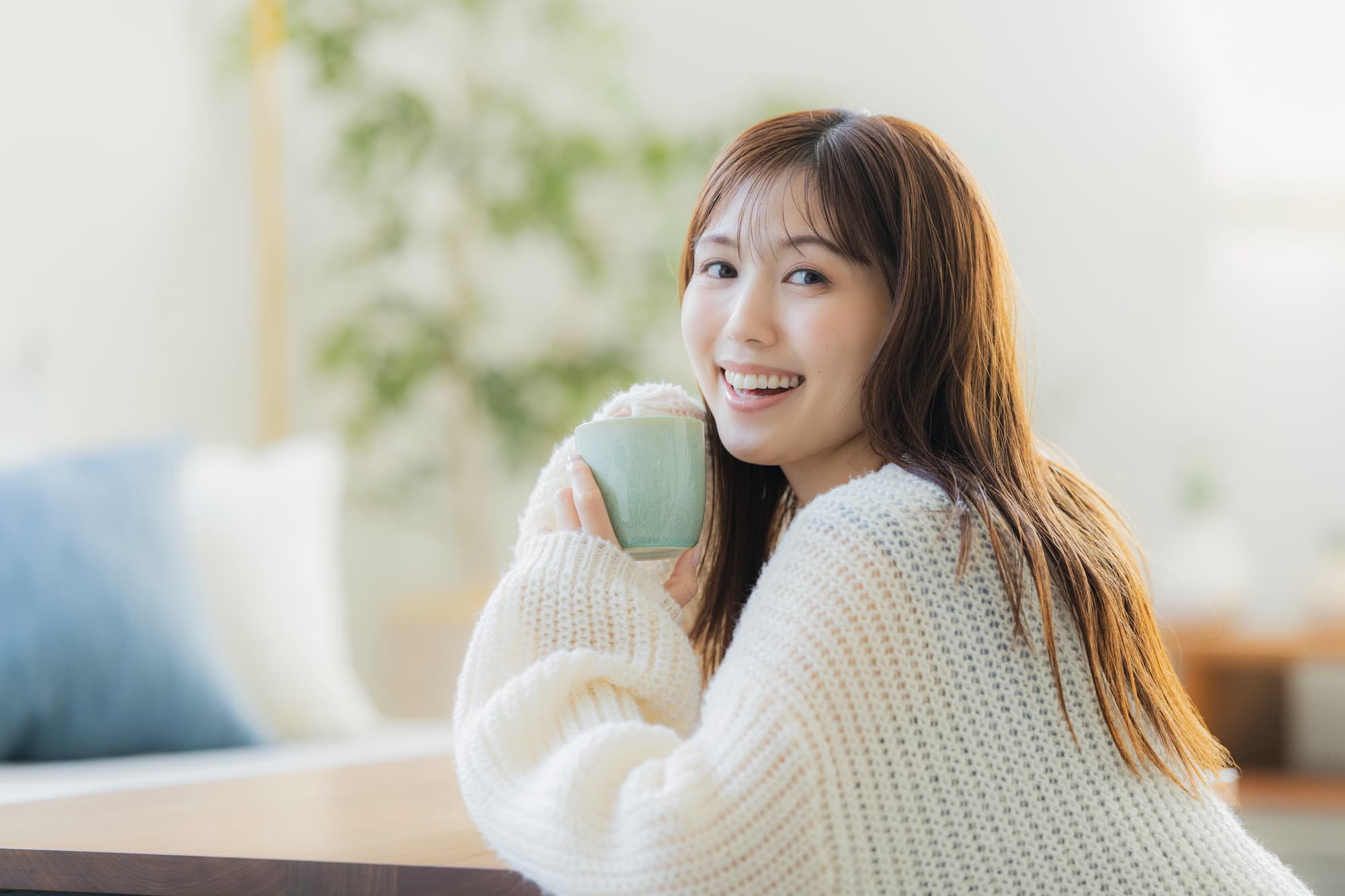 笑顔で振り返る女性