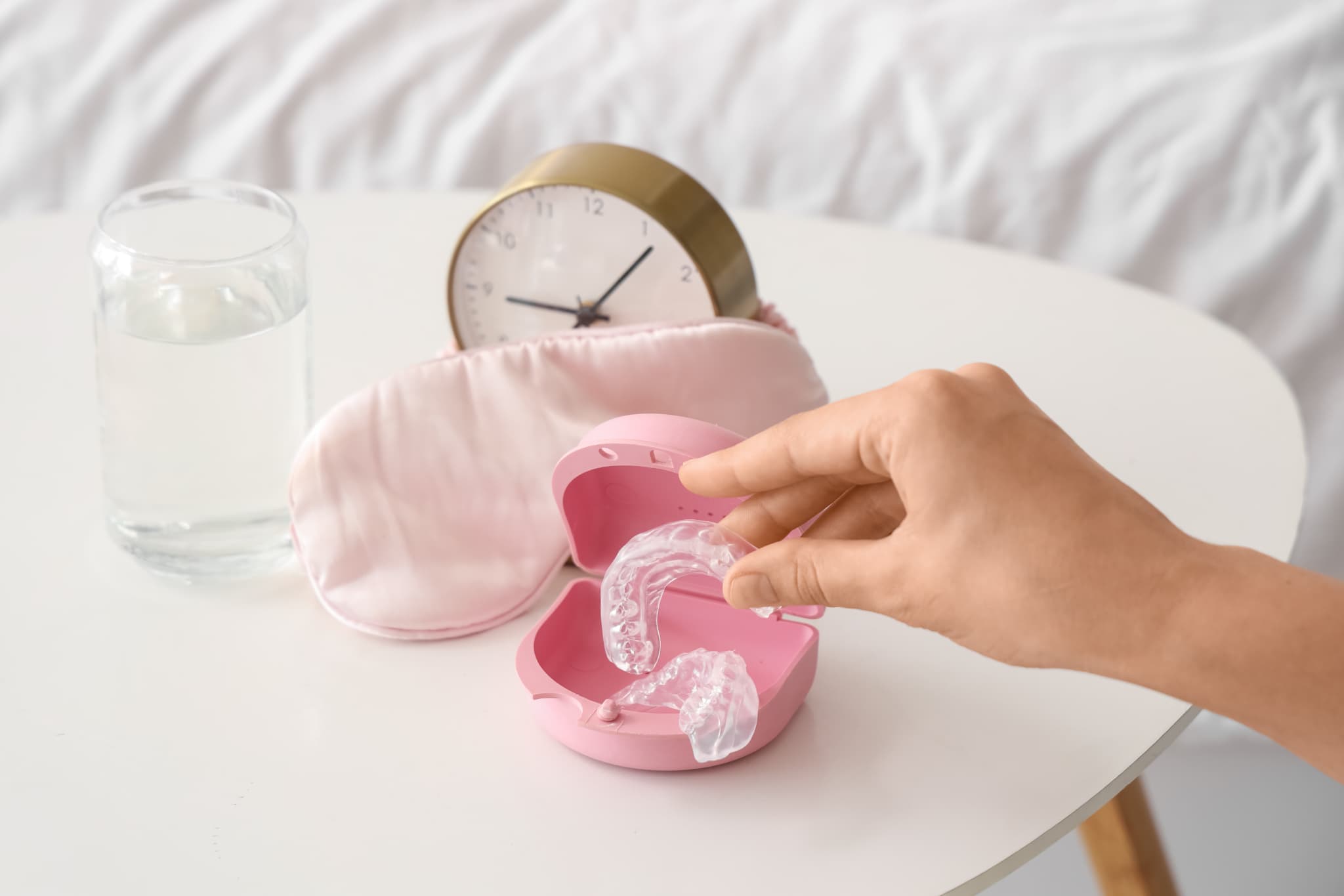 矯正治療の期間を延ばさないために指示通りの装着時間を守る様子