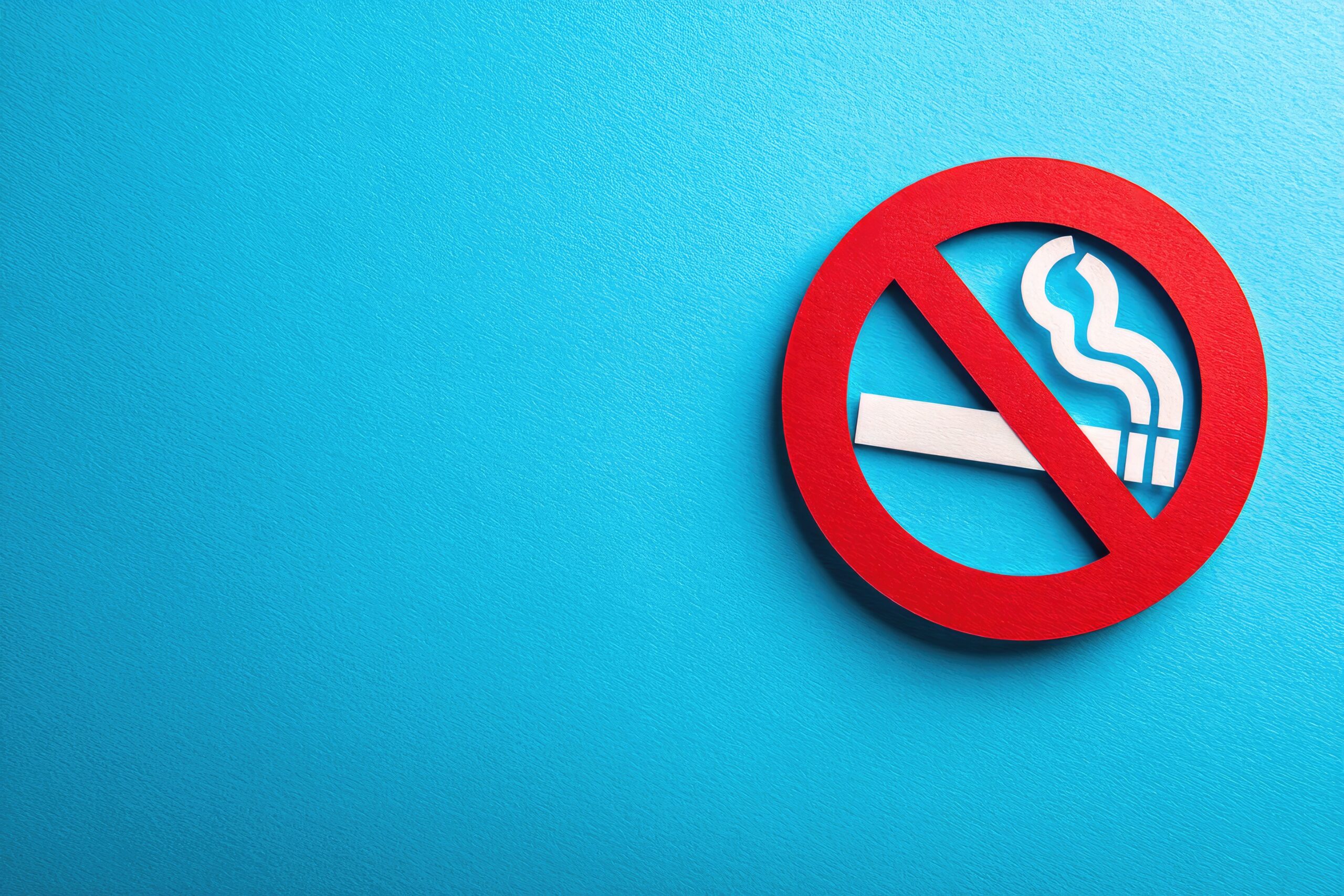 インプラントがぐらつくのを防ぐために禁煙を推奨している