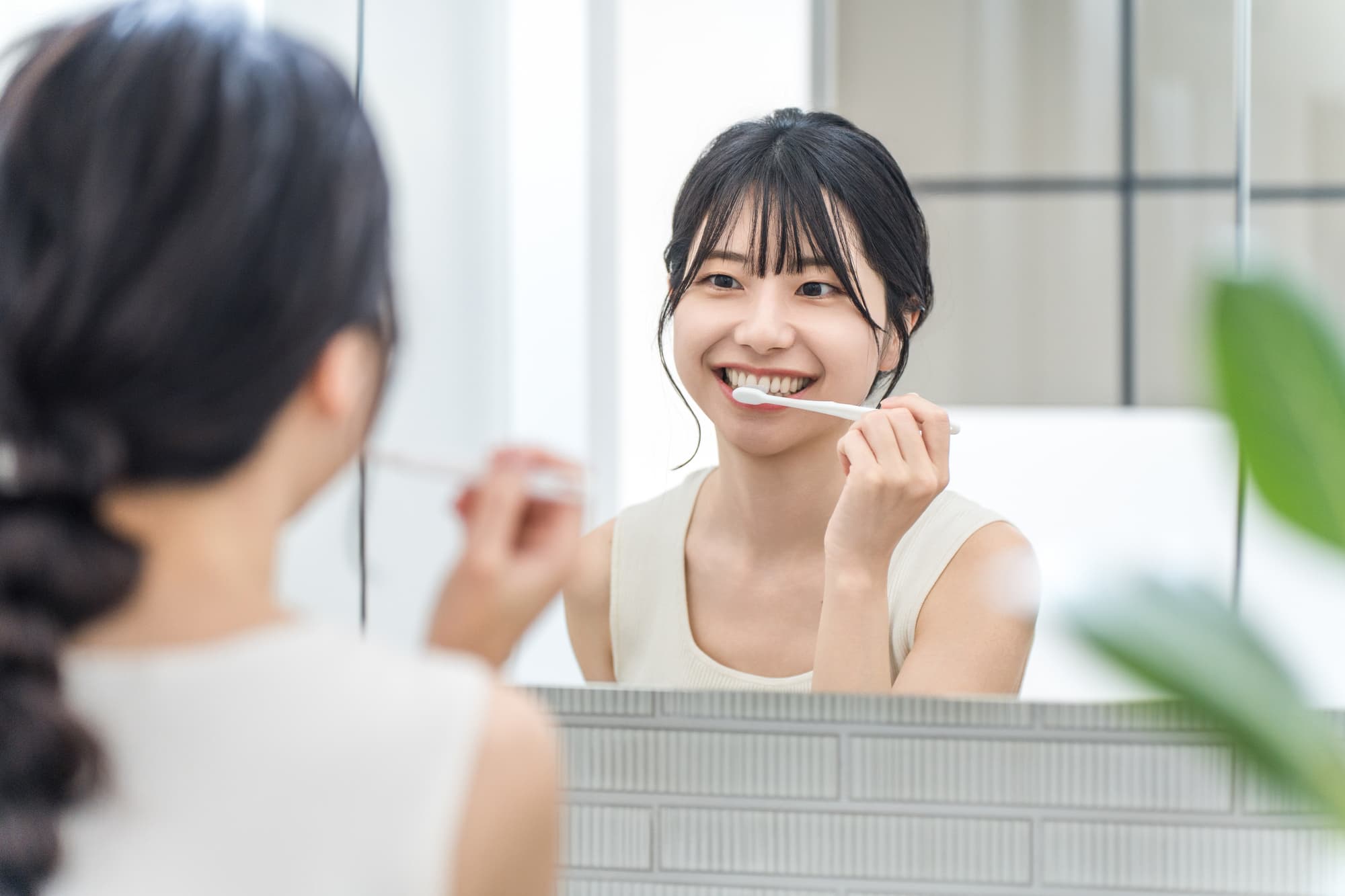 丁寧に歯磨きをする女性