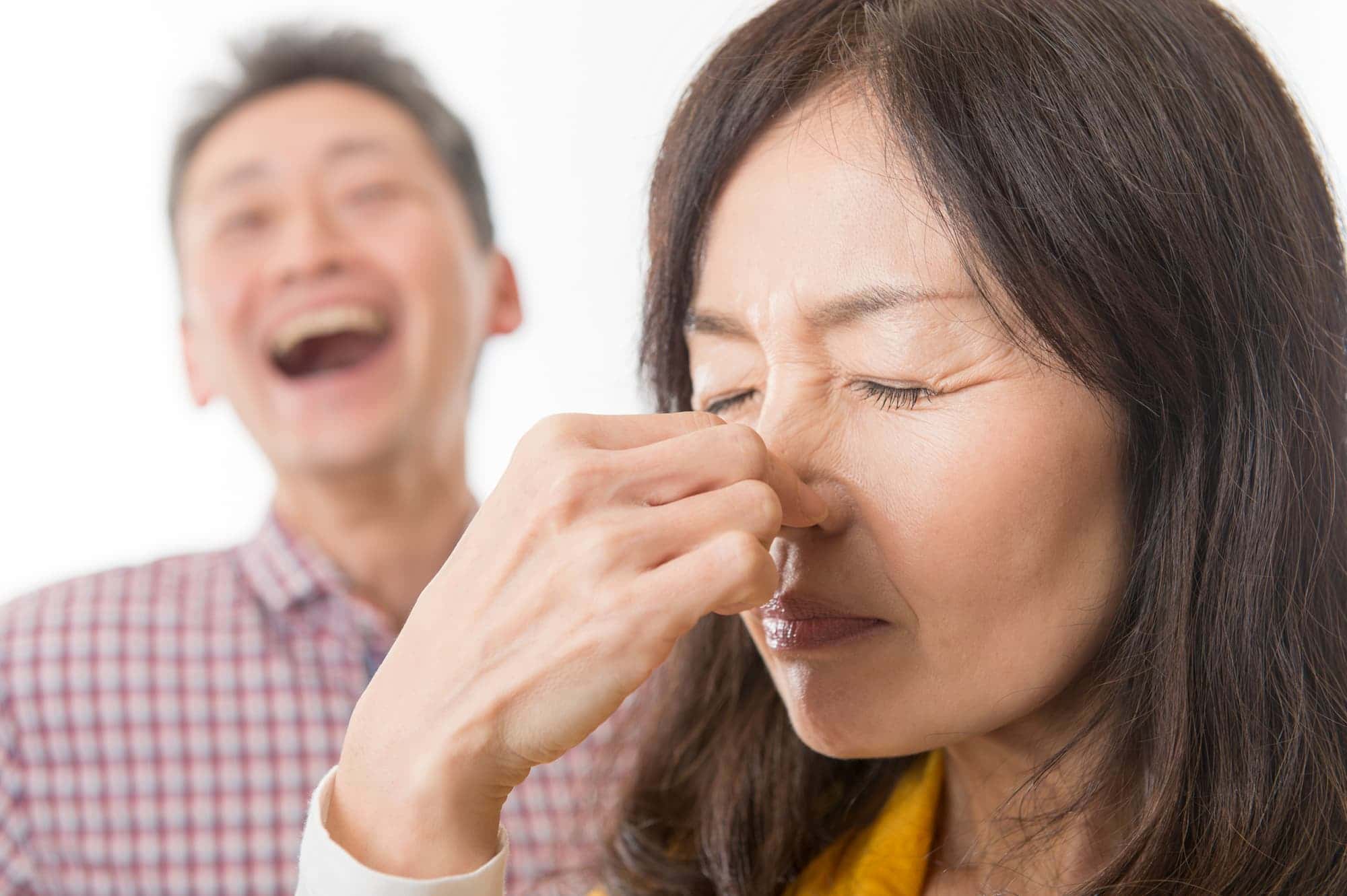インプラント周囲炎になって口臭が出た男性を臭がって鼻をつまむ女性
