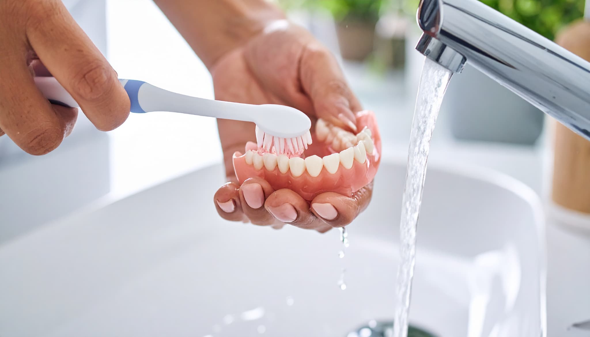 入れ歯を洗う様子