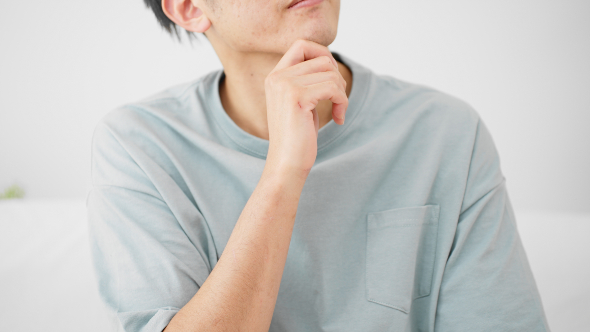 セラミックとは何かを考えている男性