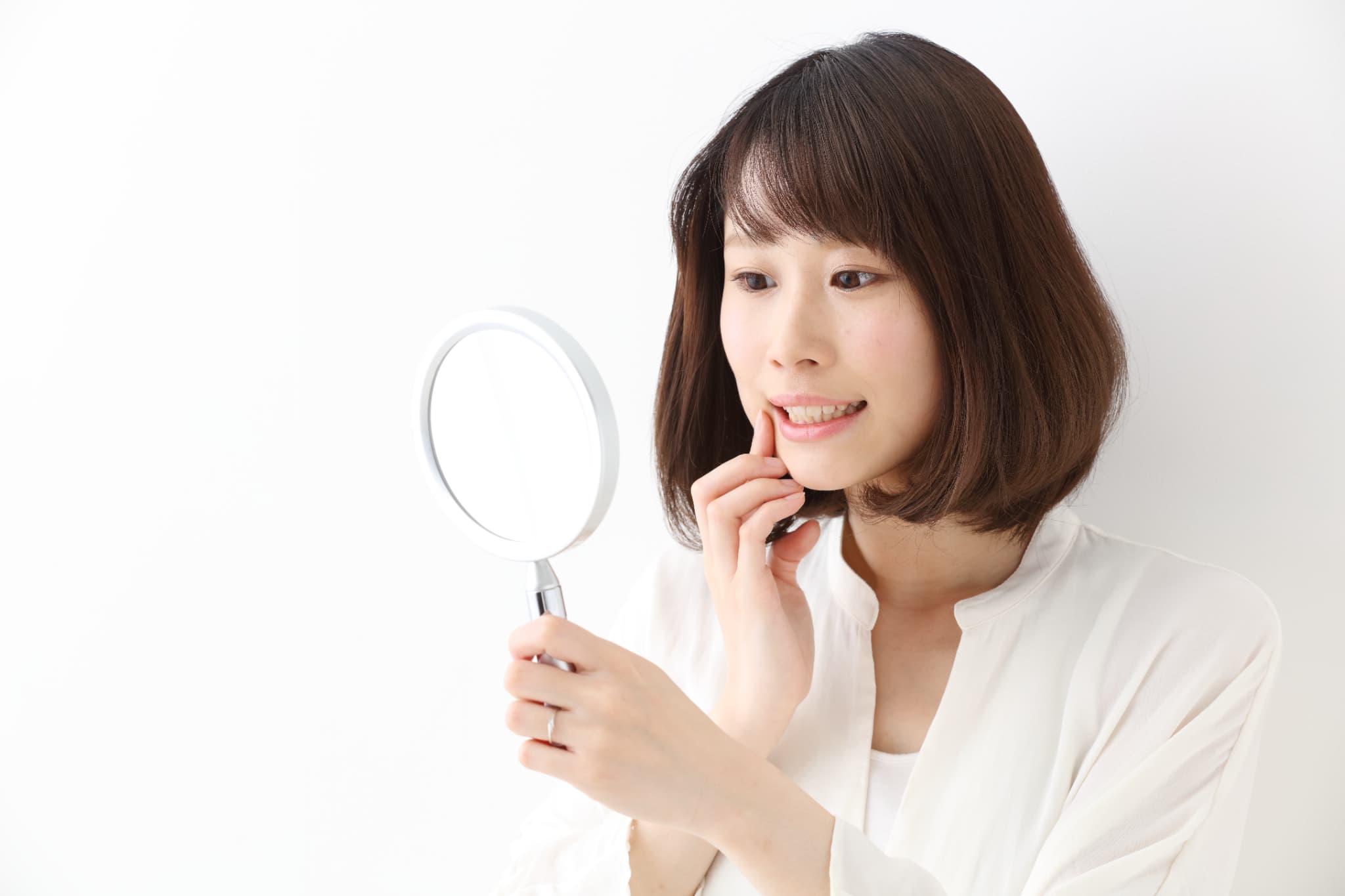 八重歯を気にして鏡を見る女性