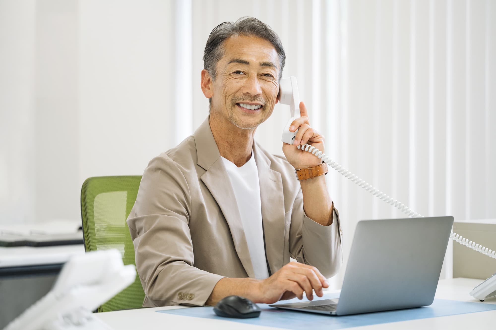 歯周外科治療をして笑顔で仕事をがんばる男性