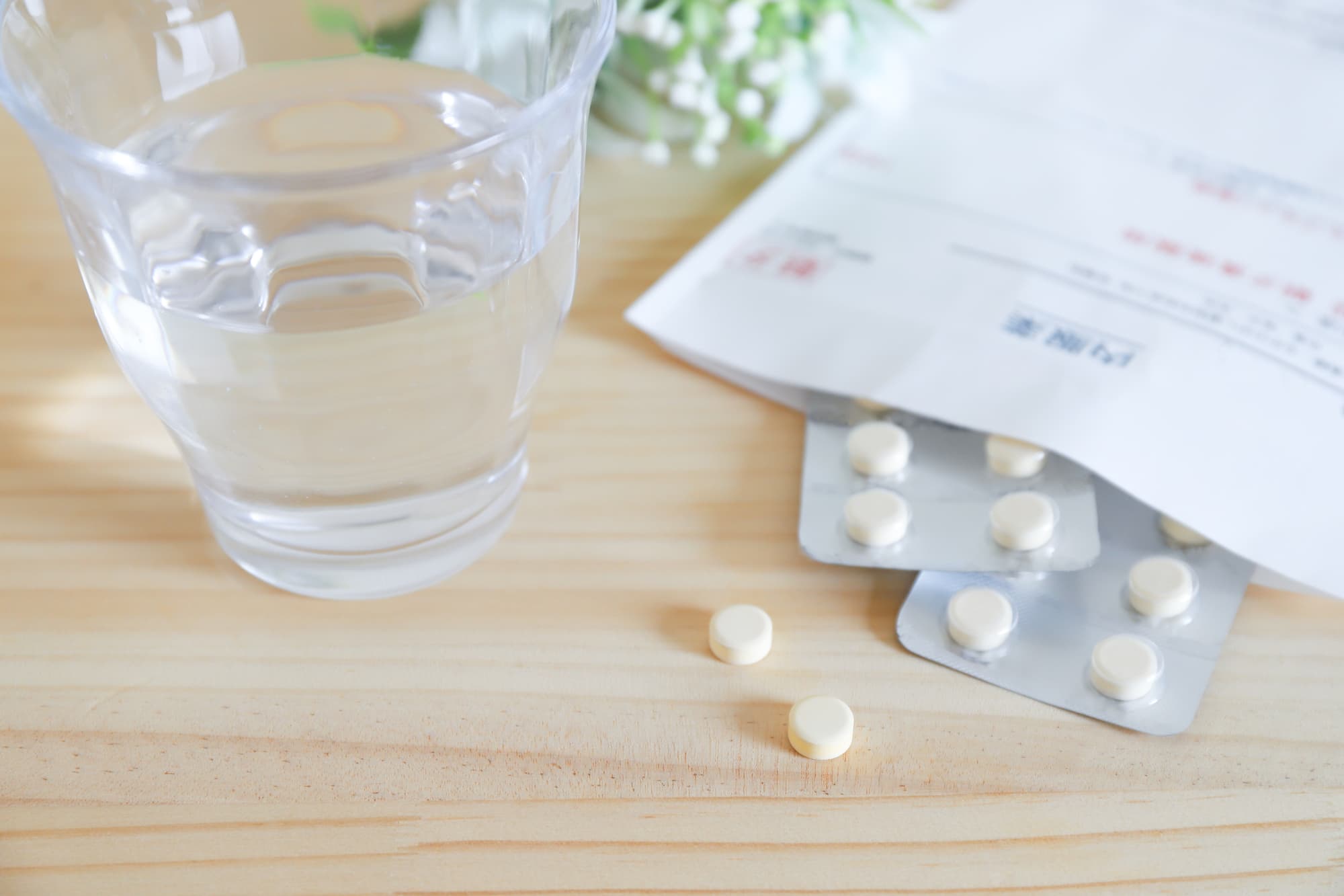 矯正治療中に痛みがあり鎮痛剤を服用するイメージ