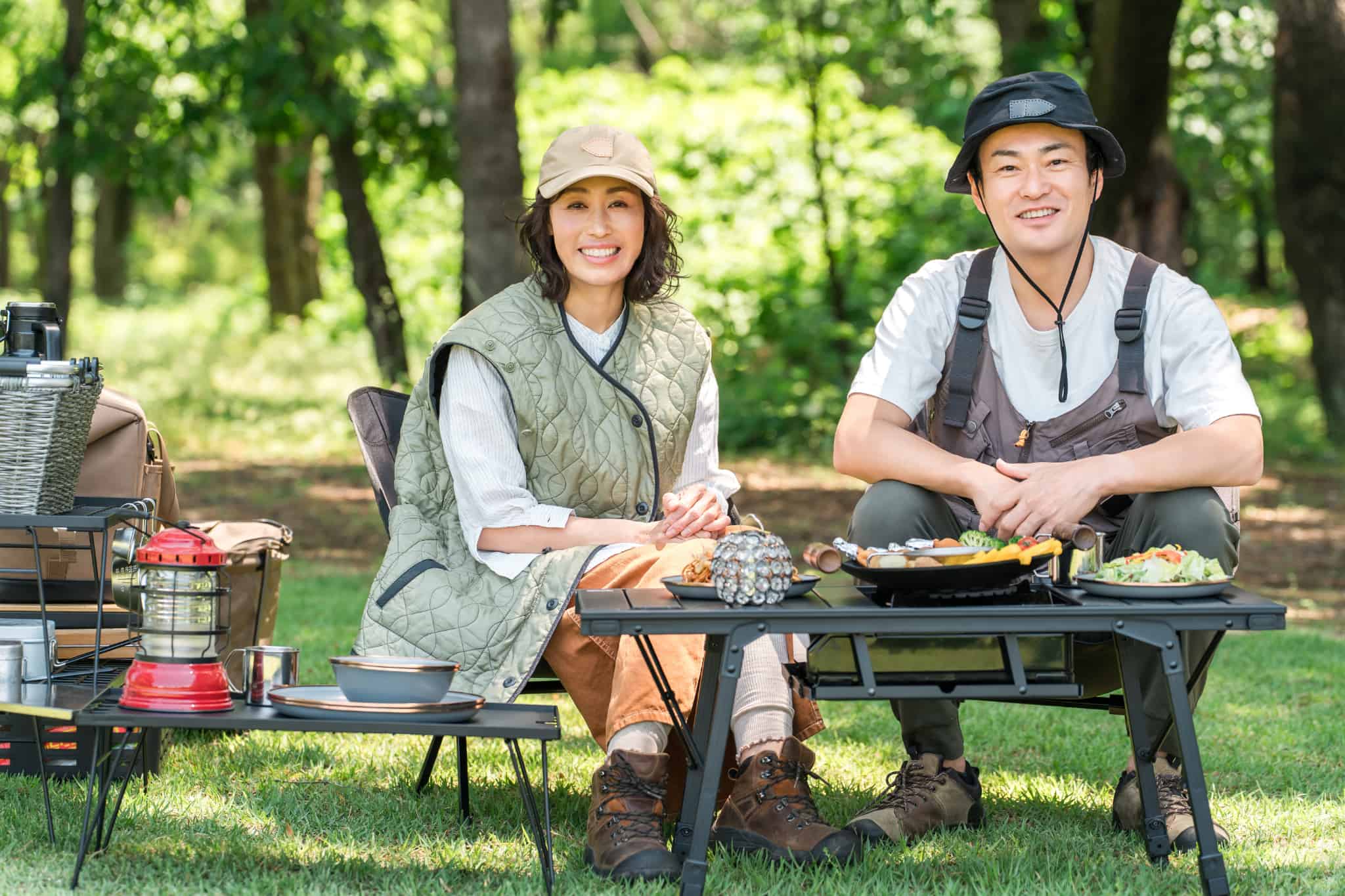 ブリッジ治療をした夫婦が楽しくアウトドアで食事をしている様子