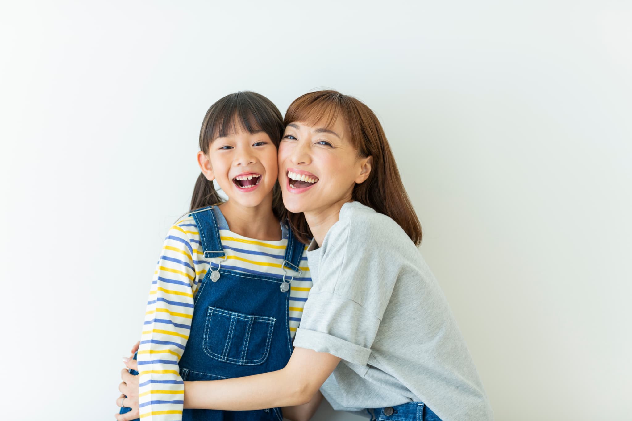 笑顔で抱き合う母と子ども