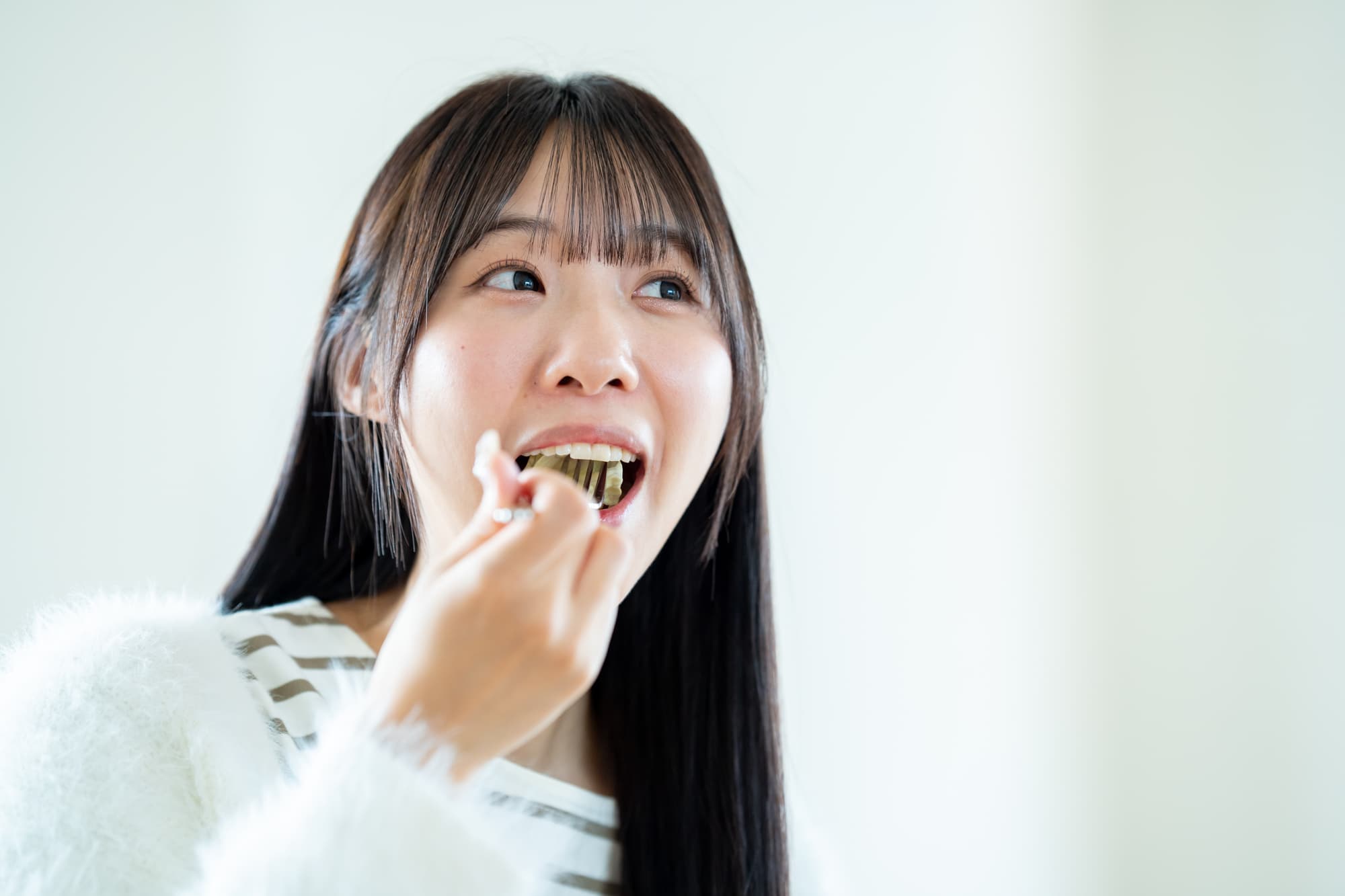 顎関節症を治療して食事を楽しむ女性