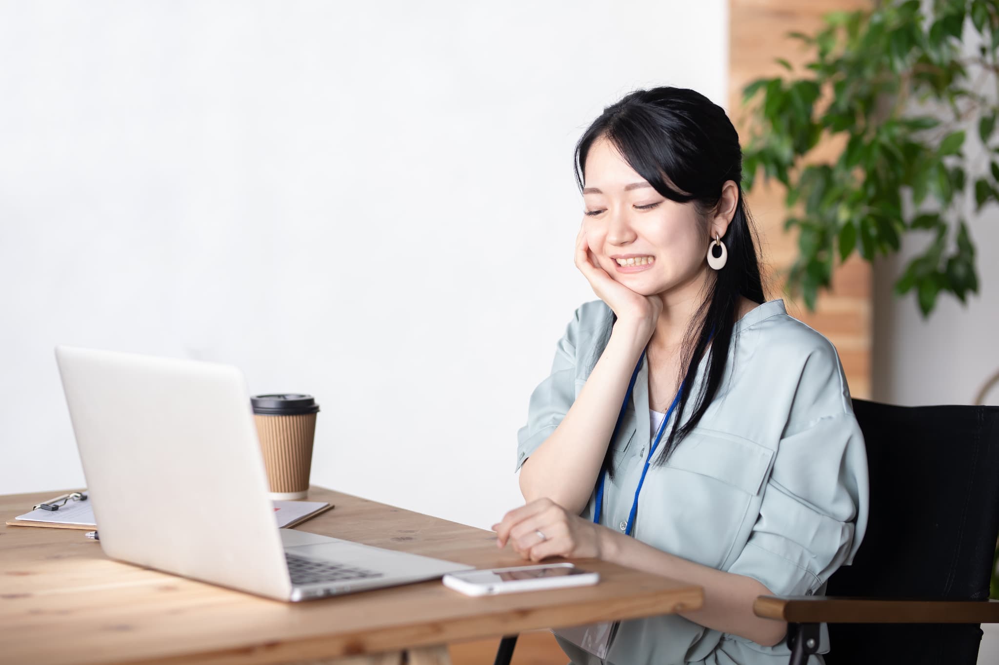 親知らずが生えてきて痛む場所を手でおさえる女性