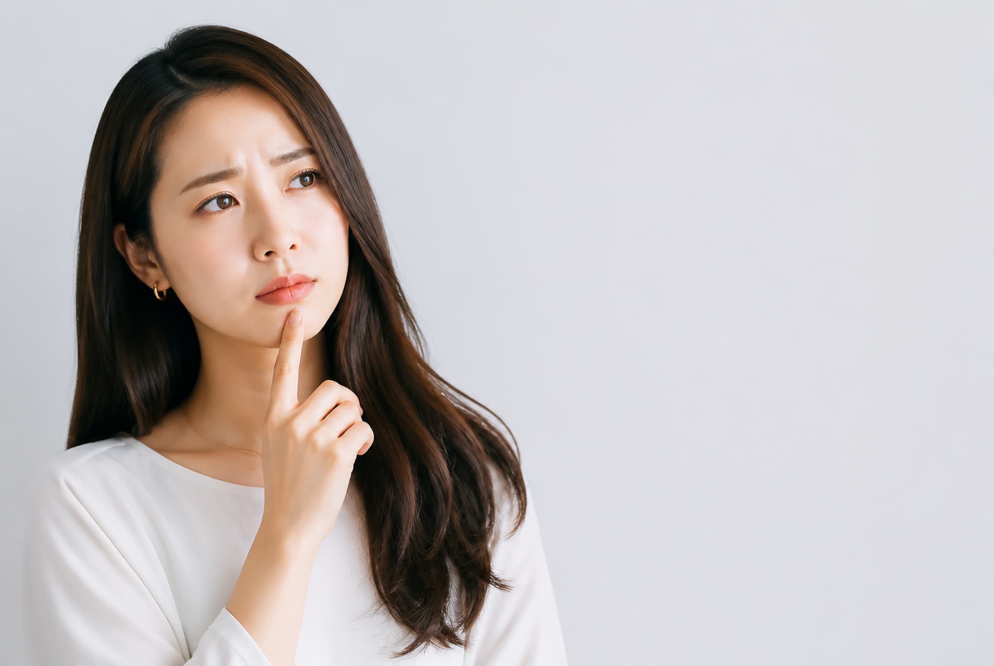 金属アレルギーでもセラミック治療ができるのか考える女性