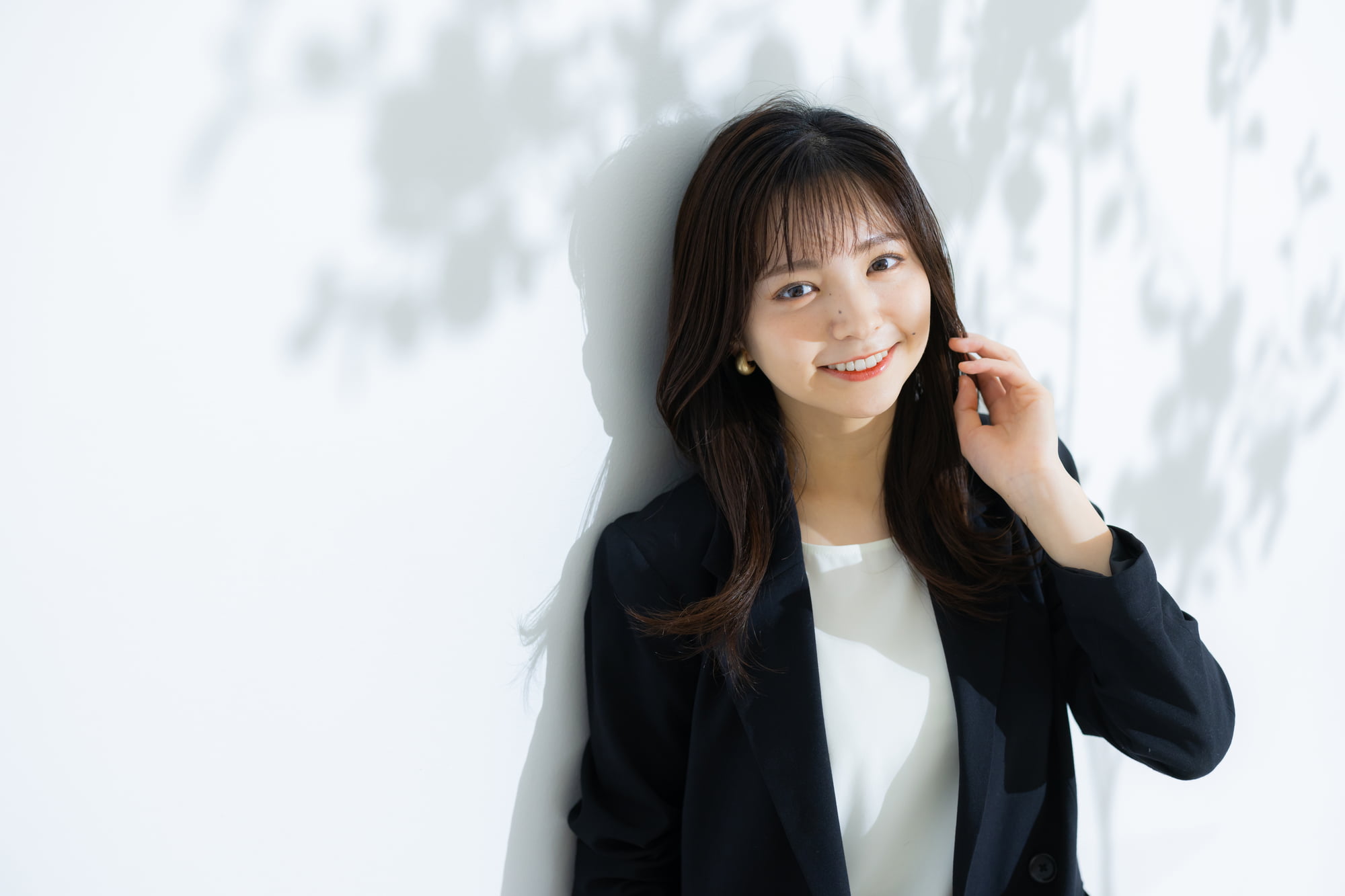 歯列矯正に満足して微笑む女性